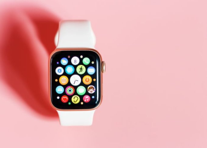 Smartwatch Apple Watch z dobrą baterią